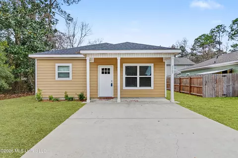 2705 N 11th St, Ocean Springs, MS 39564