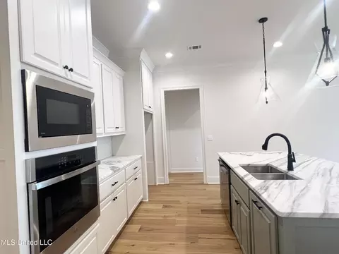 Kitchen - 130 Freedom Ring Dr, Brandon, MS 39047 photo 4 of 4