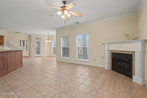 Living - 1916 Trapper Dr, Hernando, MS 38632 photo 4 of 6