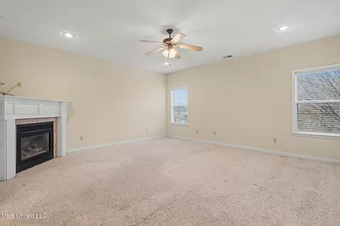 Living - 1916 Trapper Dr, Hernando, MS 38632 photo 6 of 6