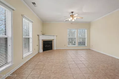 Living - 1916 Trapper Dr, Hernando, MS 38632 photo 5 of 6