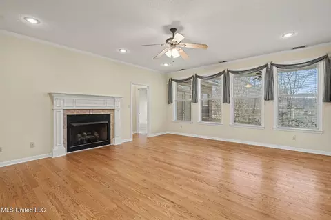 Living - 1916 Trapper Dr, Hernando, MS 38632 photo 2 of 6