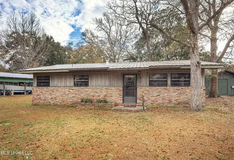 510 Ward Ave, Ocean Springs, MS 39564