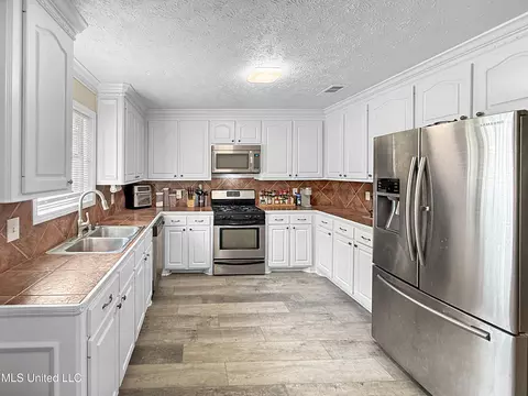 Kitchen - 527 Roxbury Pl, Florence, MS 39073 photo 2 of 3