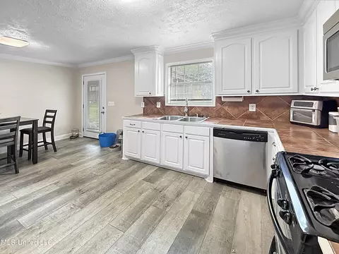 Kitchen - 527 Roxbury Pl, Florence, MS 39073 photo 3 of 3