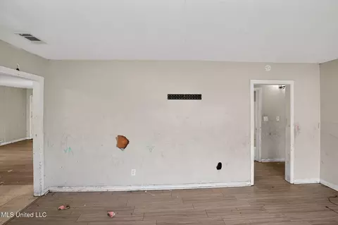 Living - 444 Mcdowell Park Cir, Jackson, MS 39204 photo 4 of 7