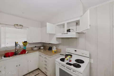 Kitchen - 444 Mcdowell Park Cir, Jackson, MS 39204 photo 1 of 3