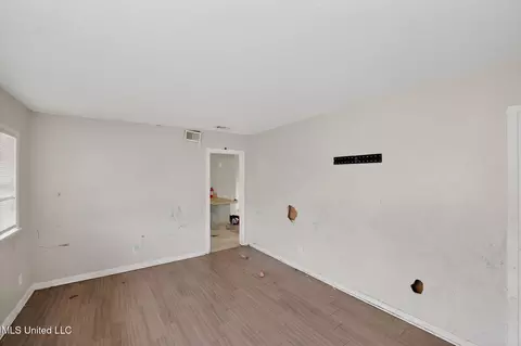 Living - 444 Mcdowell Park Cir, Jackson, MS 39204 photo 7 of 7