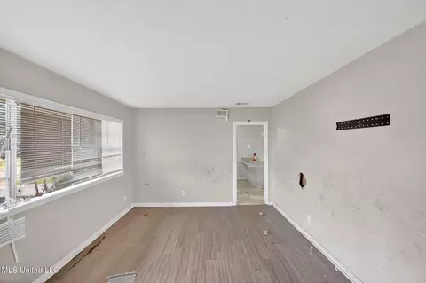 Living - 444 Mcdowell Park Cir, Jackson, MS 39204 photo 2 of 7