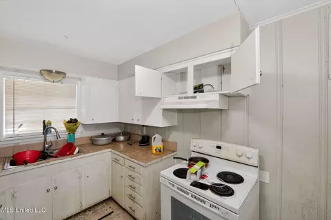 Kitchen - 444 Mcdowell Park Cir, Jackson, MS 39204 photo 2 of 3