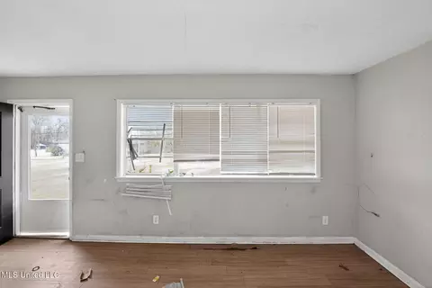 Living - 444 Mcdowell Park Cir, Jackson, MS 39204 photo 6 of 7