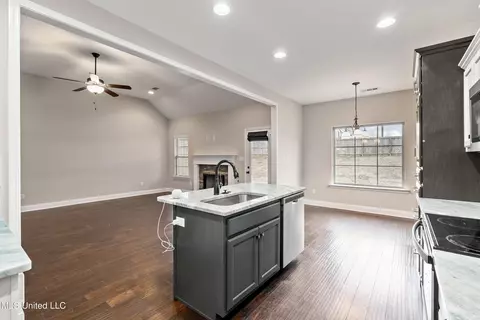 Entry Way - 214 Eagle View Dr, Senatobia, MS 38668 photo 2 of 4