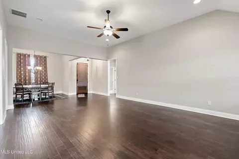 Living - 214 Eagle View Dr, Senatobia, MS 38668 photo 1 of 2