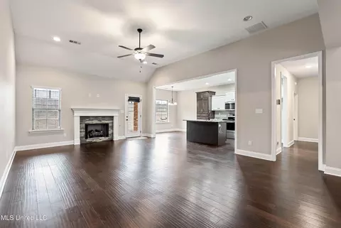 Living - 214 Eagle View Dr, Senatobia, MS 38668 photo 2 of 2