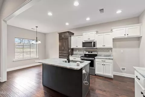 Kitchen - 214 Eagle View Dr, Senatobia, MS 38668 photo 1 of 2