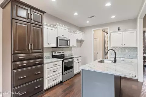 Kitchen - 214 Eagle View Dr, Senatobia, MS 38668 photo 2 of 2