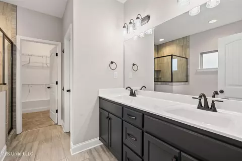 Bath - 214 Eagle View Dr, Senatobia, MS 38668 photo 2 of 3