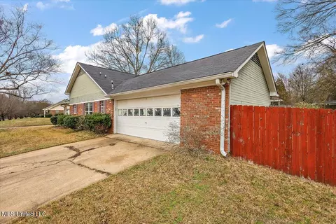 Exterior - 200 Hawthorne Dr, Madison, MS 39110 photo 7 of 9
