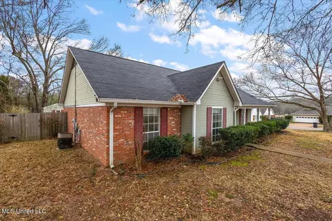 Exterior - 200 Hawthorne Dr, Madison, MS 39110 photo 3 of 9
