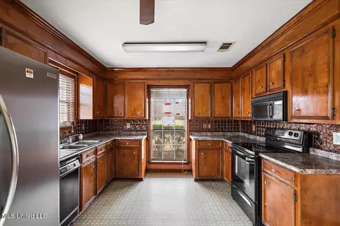 Kitchen - 200 Hawthorne Dr, Madison, MS 39110 photo 1 of 3