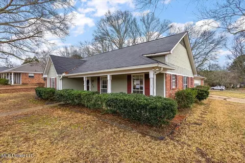 Exterior - 200 Hawthorne Dr, Madison, MS 39110 photo 2 of 9