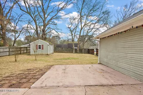 Exterior - 200 Hawthorne Dr, Madison, MS 39110 photo 5 of 9
