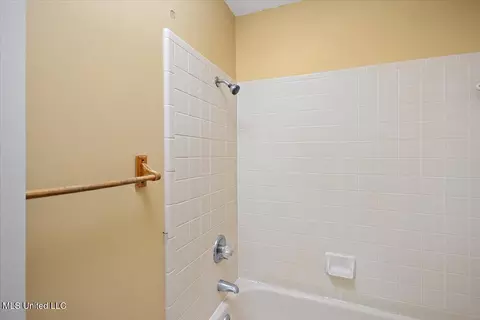 Bath - 200 Hawthorne Dr, Madison, MS 39110 photo 2 of 3