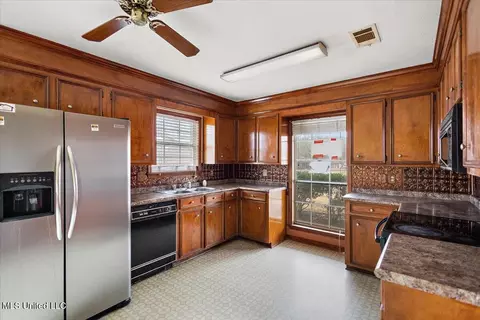 Kitchen - 200 Hawthorne Dr, Madison, MS 39110 photo 2 of 3