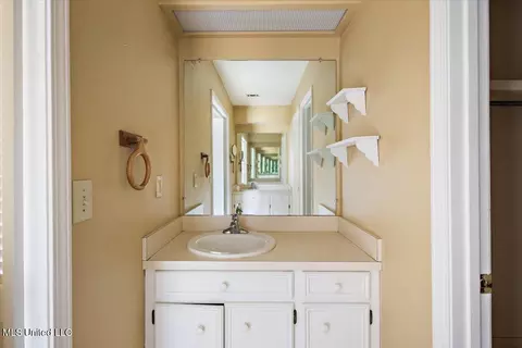 Bath - 200 Hawthorne Dr, Madison, MS 39110 photo 1 of 3