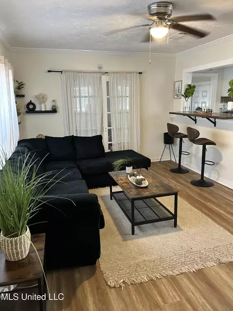 Living - 315 E Ridgeway St, Jackson, MS 39206 photo 1 of 2