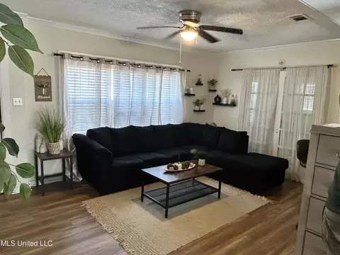 Living - 315 E Ridgeway St, Jackson, MS 39206 photo 2 of 2