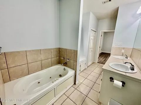 Bath - 1010 Deerfield Rd, Summit, MS 39666 photo 2 of 4