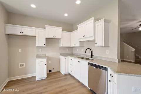 Kitchen - 6432 Clover Ct, Walls, MS 38680 photo 2 of 2
