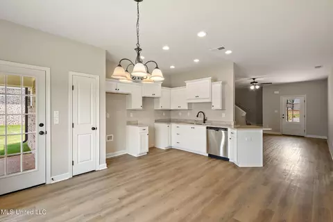 Entry Way - 6432 Clover Ct, Walls, MS 38680 photo 2 of 2