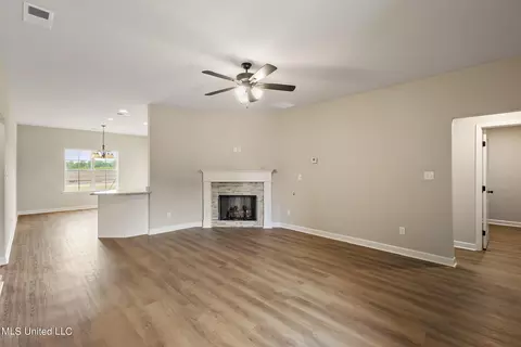 Living - 6432 Clover Ct, Walls, MS 38680 photo 2 of 4