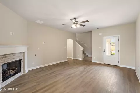 Living - 6432 Clover Ct, Walls, MS 38680 photo 3 of 4