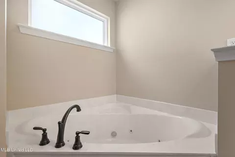 Bath - 6432 Clover Ct, Walls, MS 38680 photo 3 of 4