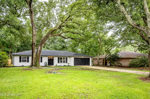 825 Graveline Rd, Gautier, MS 39553