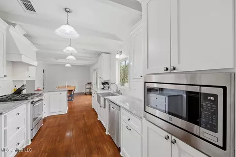 Kitchen - 2058 Cherokee Dr, Jackson, MS 39211 photo 3 of 5