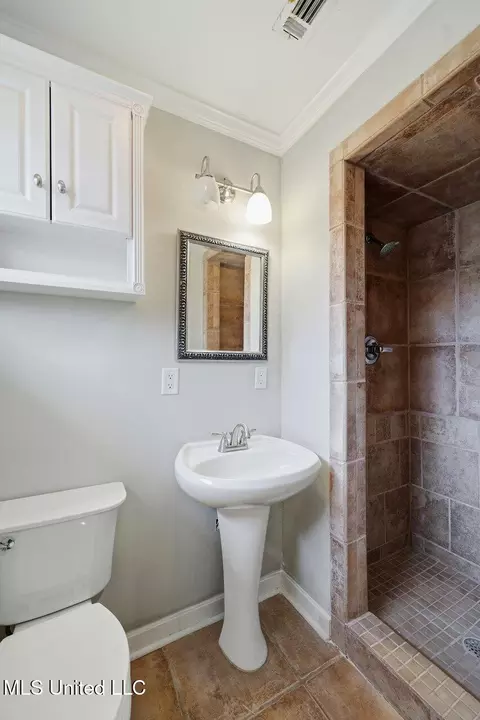 Bath - 2058 Cherokee Dr, Jackson, MS 39211 photo 5 of 5