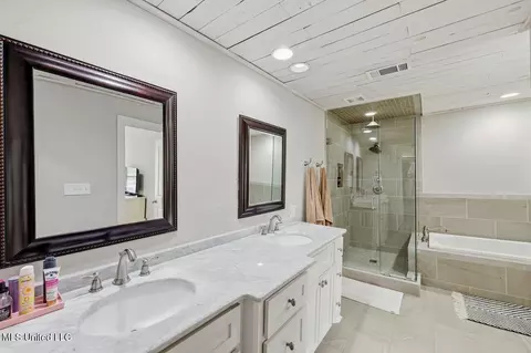 Bath - 2058 Cherokee Dr, Jackson, MS 39211 photo 1 of 5