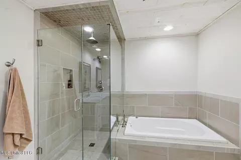 Bath - 2058 Cherokee Dr, Jackson, MS 39211 photo 2 of 5