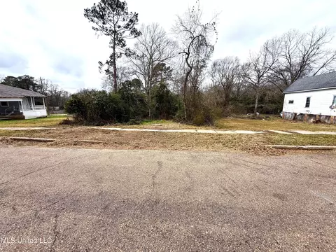 318 S Cherry St, Mccomb, MS 39648