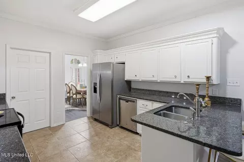 Kitchen - 600 Bay Pointe Ln, Brandon, MS 39047 photo 4 of 4