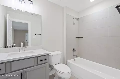 Bath - 9135 Cedar Barn Cv, Olive Branch, MS 38654 photo 3 of 4