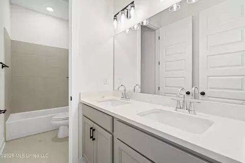 Bath - 9135 Cedar Barn Cv, Olive Branch, MS 38654 photo 4 of 4