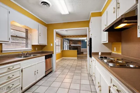 Kitchen - 43 Stonegate Dr, Brandon, MS 39042 photo 2 of 2