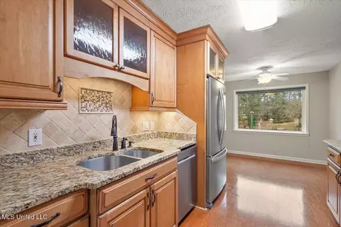 Kitchen - 489 Cheyenne Ln, Madison, MS 39110 photo 2 of 2