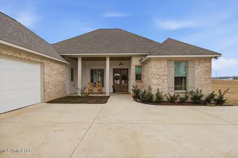 35 Village Cir, Benton, MS 39039
