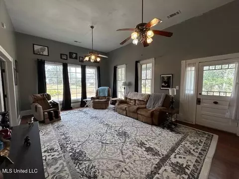 Living - 588 Union St, Gloster, MS 39638 photo 3 of 3